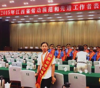 何麗君受表彰.jpg