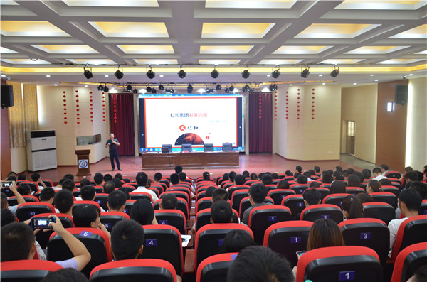 1534302065758072001.jpg 楊文龍董事長(zhǎng)為樟樹市人才培訓(xùn)班授課.jpg